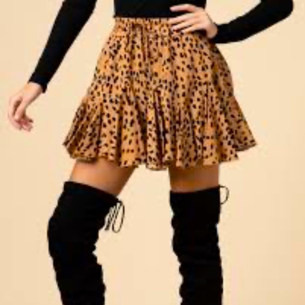 MAIN STRIP FLIRTY LEOPARD PRINT MINI SKIRT SZ MED EUC